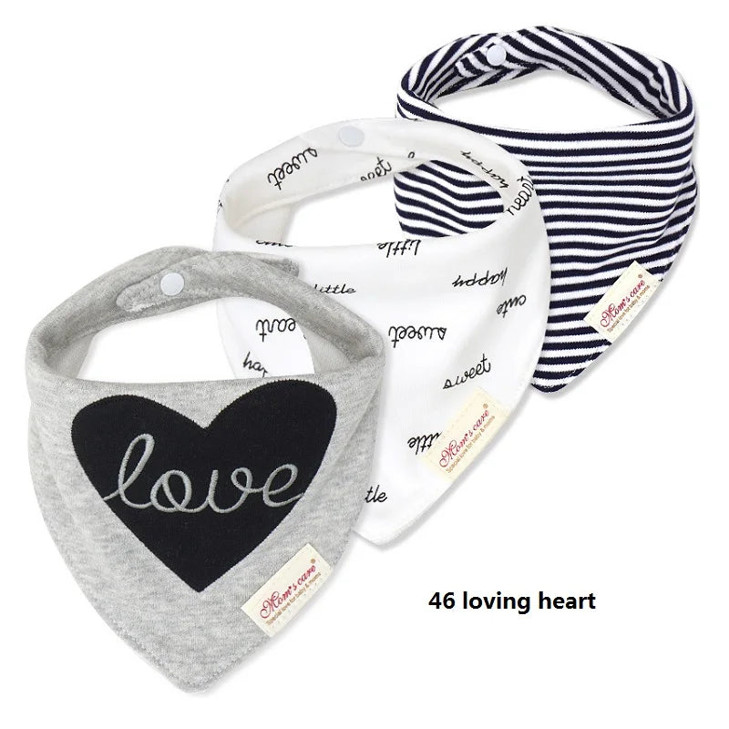 Trois Lot de 3 pièces Bavoirs Bébé de BABY-PREMA sont présentés : un gris avec un coeur noir et le mot "love" à l'intérieur, un blanc avec un petit texte cursif noir et un bavoir rayé bleu marine et blanc. Fabriqués à partir de coton de haute qualité, ces bavoirs comportent le texte « 46 cœur aimant » près du coin inférieur droit.