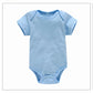 Combinaison bébé bleu clair à manches courtes confectionnée en coton doux, avec un col rond et des fermetures à pression pratiques au bas. Produit : Lot de Bodies 3 Pièces Pour Bébé Unisexe par BABY PREMA.