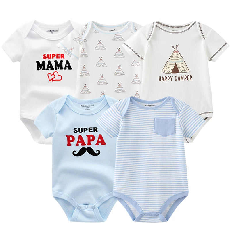 Cinq bodys pour bébés en coton sont présentés avec des motifs et des textes variés. La combinaison blanche à gauche dit « SUPER MAMA », tandis que la bleue à droite dit « SUPER PAPA ». Les autres présentent des tipis et des rayures, ce qui en fait un cadeau parfait pour les nouveaux parents à ajouter à leur garde-robe de bébé. Ce Pack de 5 Corps | Coton Doux Bébé de BABY PREMA est un délicieux choix pour la garde-robe de tout bébé.