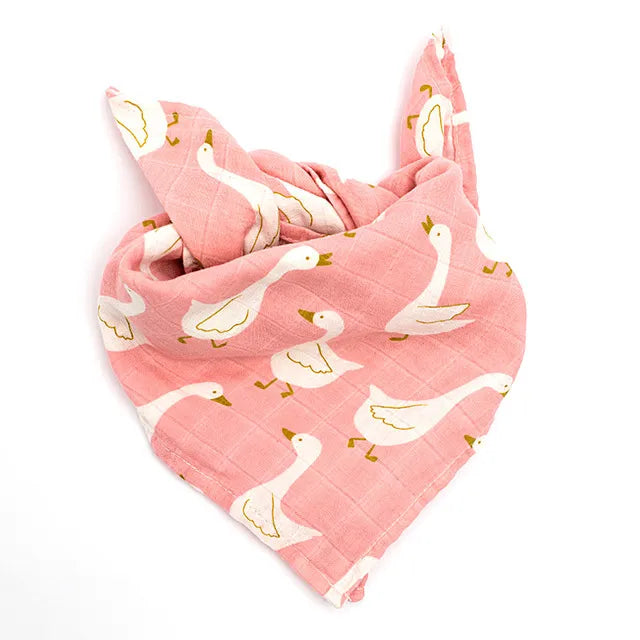 Un Lange Bébé en Coton et Fibre de Bambou rose avec un joli motif de dodo blanc soigneusement plié en forme de cœur sur fond blanc par BABY PREMA.