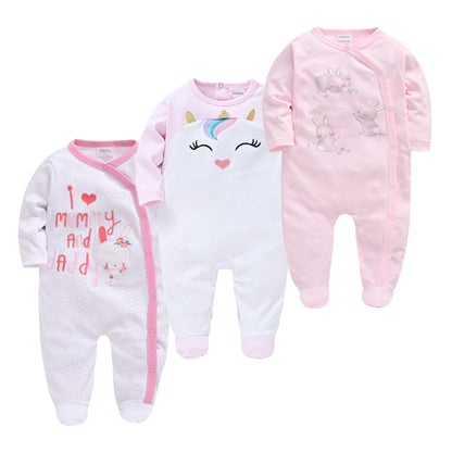 Un trio d'adorables BABY PREMA Lot de 3 Pièces Pyjama Bébé Confort aux couleurs douces, avec des motifs ludiques avec des cœurs, une licorne et un lapin, parfaits pour garder un petit bien au chaud et mignon.