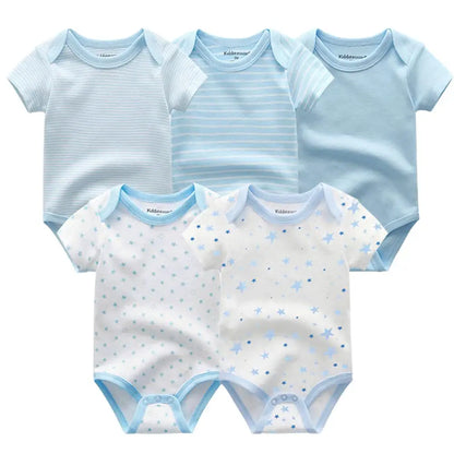 Un Pack de 5 Bodies Bébé Coton Doux de BABY PREMA dans des tons de bleu et de blanc, avec des motifs variés dont des étoiles, des rayures et des couleurs unies. Disponible en tailles de 0 à 24 mois.