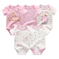 Cinq combinaisons pour bébé en rose et blanc avec différents motifs dont « So Sweet », des cœurs, des rayures, des lapins et des étoiles. Ces Lot 5 Bodys Bébé Coton | Les Imprimés Manches Courtes de BABY PREMA sont parfaits pour le confort de votre tout-petit.