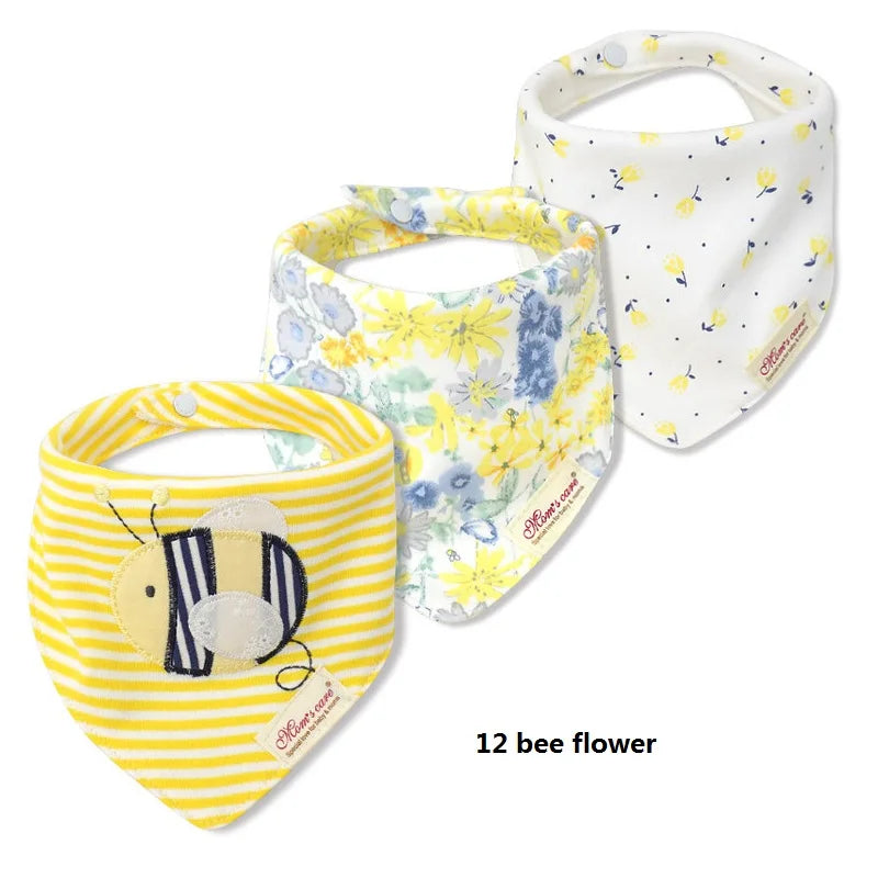 Trois Lot de 3 pièces Bavoirs Bébé de BABY-PREMA sont présentés. Le premier bavoir est rayé jaune et blanc avec une applique abeille. Le second est orné de fleurs bleues, jaunes et vertes. La troisième est blanche avec de petites fleurs jaunes et bleues. Fabriqué à partir de coton de haute qualité, le texte ci-dessous indique "12 fleurs d'abeilles".