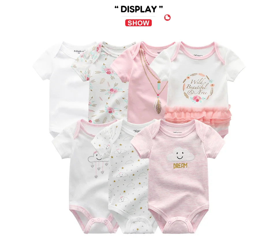 Une présentation de six grenouillères pour bébé, dont le Lot de 6 Pièces Body Coton Bébé de BABY PREMA, dans divers motifs tels que des nuages, des fleurs et des textes inspirants, le tout dans des couleurs blanches et roses.