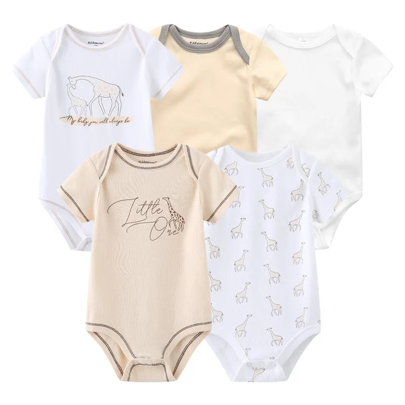 Cinq grenouillères pour bébé aux couleurs beige, blanc et crème, avec des motifs et du texte de girafes. Trois sont de couleur unie avec des illustrations ou du texte de girafes, et deux ont des motifs de girafes répétitifs. Ces Lot 5 Bodys Coton | Les Imprimés Manches Courtes de BABY PREMA sont des vêtements parfaits pour bébé fabriqués à partir de coton doux et imprimé pour un confort ultime.