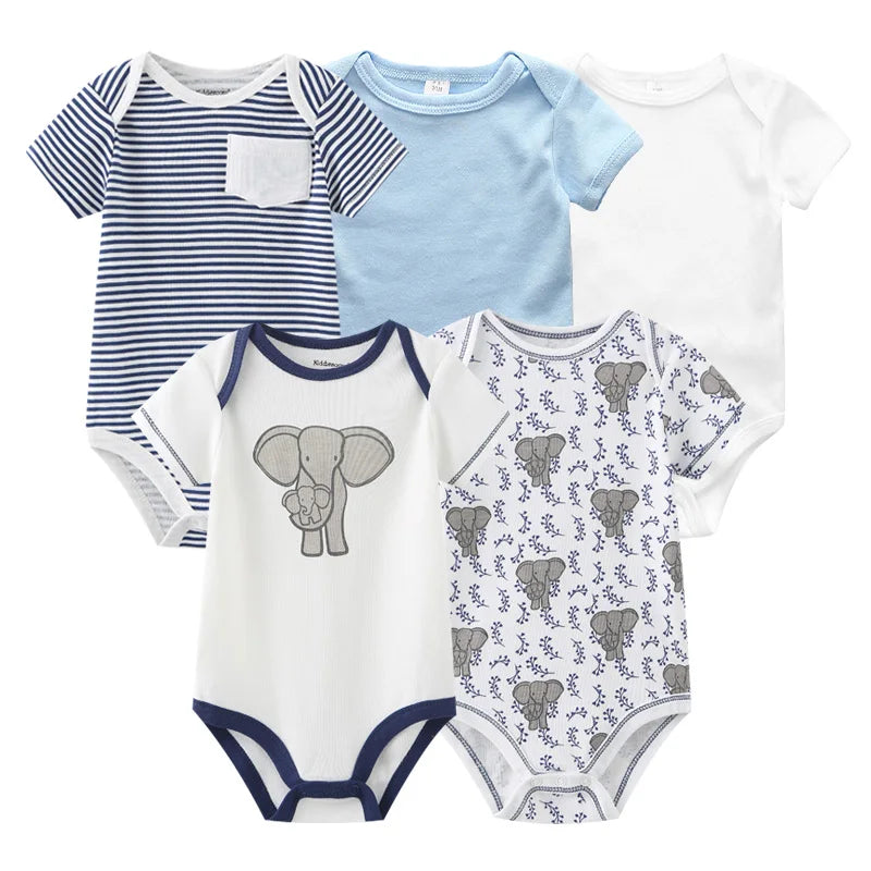 Un ensemble de cinq grenouillères pour bébé est présenté. Les motifs comprennent des rayures, du bleu uni, du blanc uni, un grand graphique d'éléphant et un motif avec plusieurs petits éléphants. Ces BABY PREMA Lot 5 Bodys Coton | Les Imprimés Manches Courtes sont parfaits pour la garde-robe de tout nouveau-né.