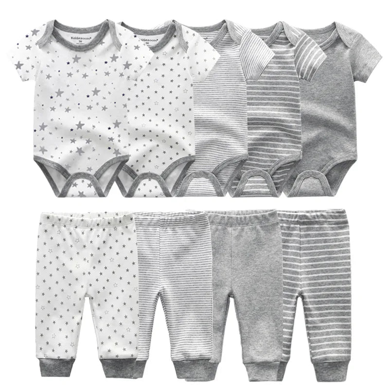 Une collection de vêtements pour bébé est présentée, composée de 6 bodys et 6 pantalons. Fabriqués en coton doux et respirant, les bodys présentent divers motifs, dont des étoiles, des rayures et des couleurs unies en blanc et gris. Le pantalon se coordonne parfaitement avec les bodys. Présentation du Kit Ensemble Body Pantalons Bébé de BABY PREMA.