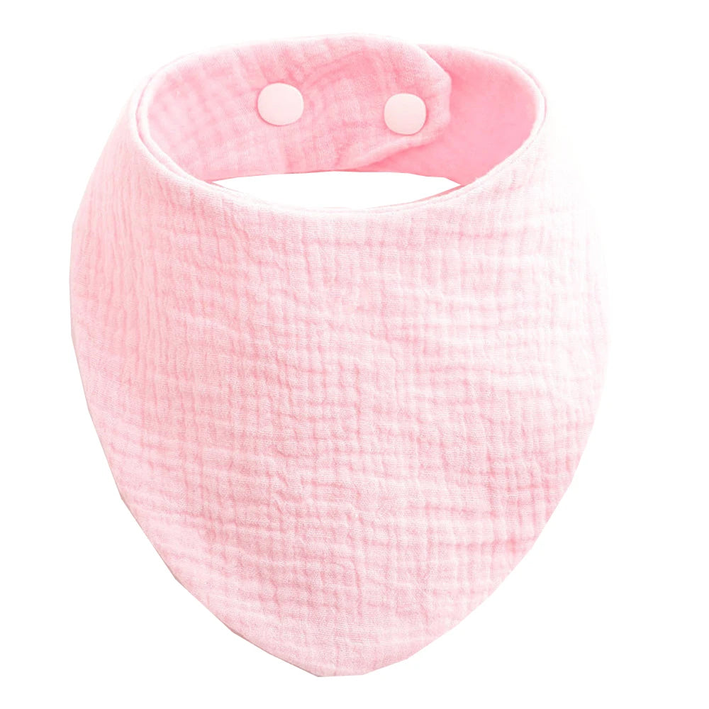Un Bavoir 100% Coton pour Bébés rose avec boutons pression réglables, nécessaires à l'hygiène de bébé, présenté sur fond blanc par BABY PREMA.
