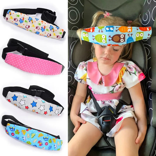 Un collage présentant différents modèles de bandeaux d'appui-tête pour sièges d'auto pour enfants, avec l'image d'un jeune enfant dormant paisiblement dans un siège d'auto tout en utilisant l'une des Ceintures de Fixation réglables pour Bébé BABY PREMA pour le maintenir.