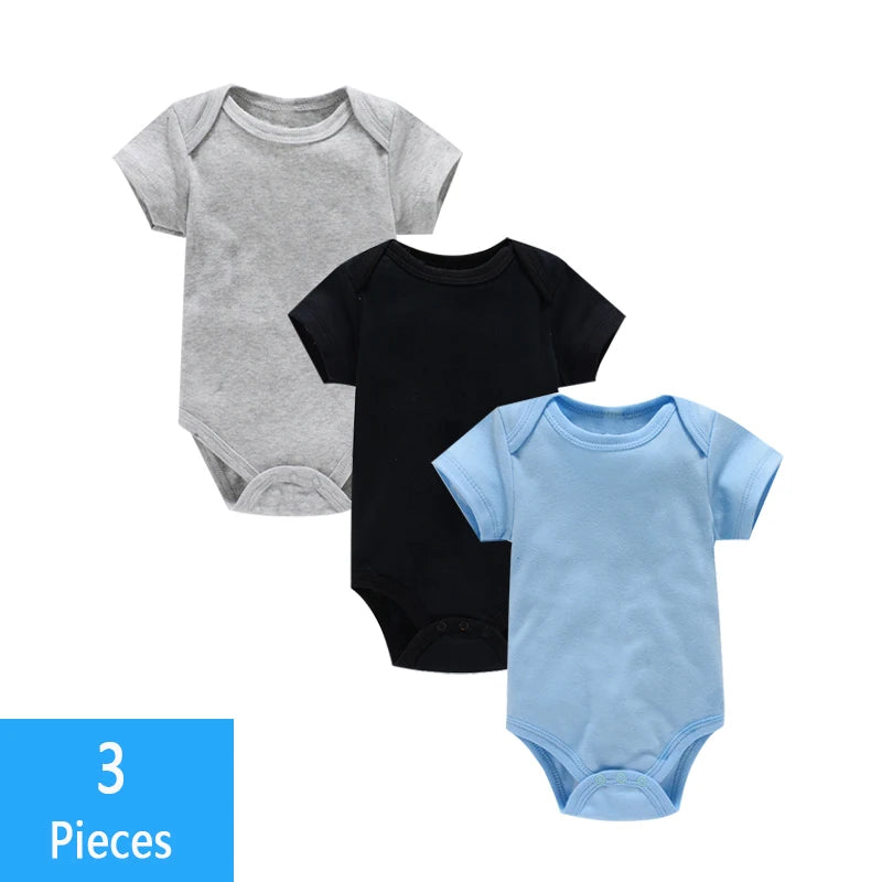 Trois combinaisons pour bébé de couleurs gris, noir et bleu clair sont disposées verticalement. Fabriqués en coton doux, ils comportent des fermetures à pression pratiques pour un changement facile. Une étiquette bleue dans le coin inférieur gauche indique « Lot de Bodies 3 Pièces Pour Bébé Unisexe ». Marque : BÉBÉ PREMA.