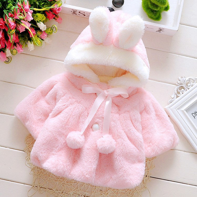 Peignoir à capuche Manteau Gilet pour bébé rose tendre avec oreilles de lapin et détails pompons sur fond blanc par BABY PREMA.