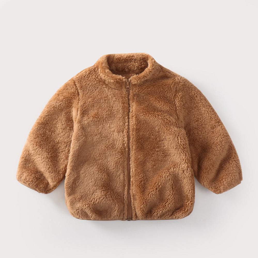 Une veste polaire légère pour enfant BABY PREMA couleur camel, douillette, dotée d'un col montant et d'une fermeture éclair sur le devant.