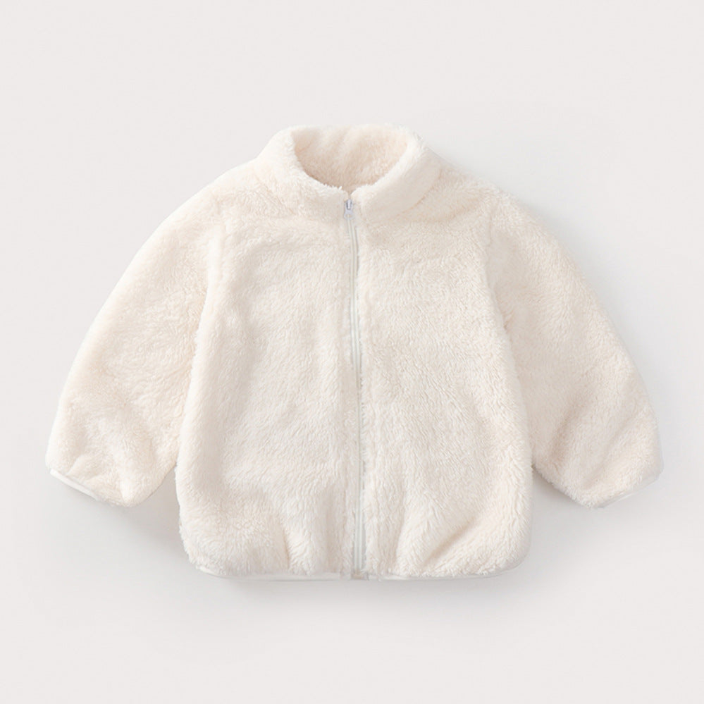 Un Manteau Gilet pour bébé blanc douillet et moelleux de BABY PREMA avec une fermeture éclair sur le devant et une texture douce et moelleuse sur un fond épuré.