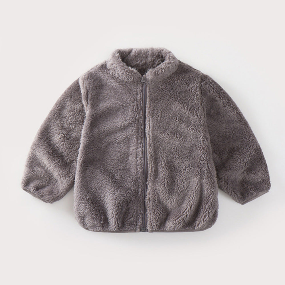 Manteau Gilet pour bébé douillet BABY PREMA avec un devant zippé sur fond blanc.