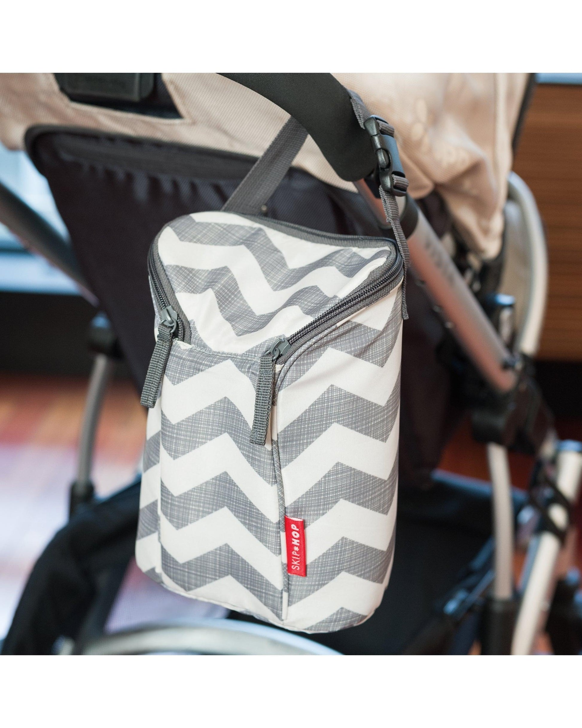 Get trendy with Sac Isotherm Chevron Double  Skip Hop - Accessoires bébé available at BABY PREMA. Grab yours for €18.95 today!