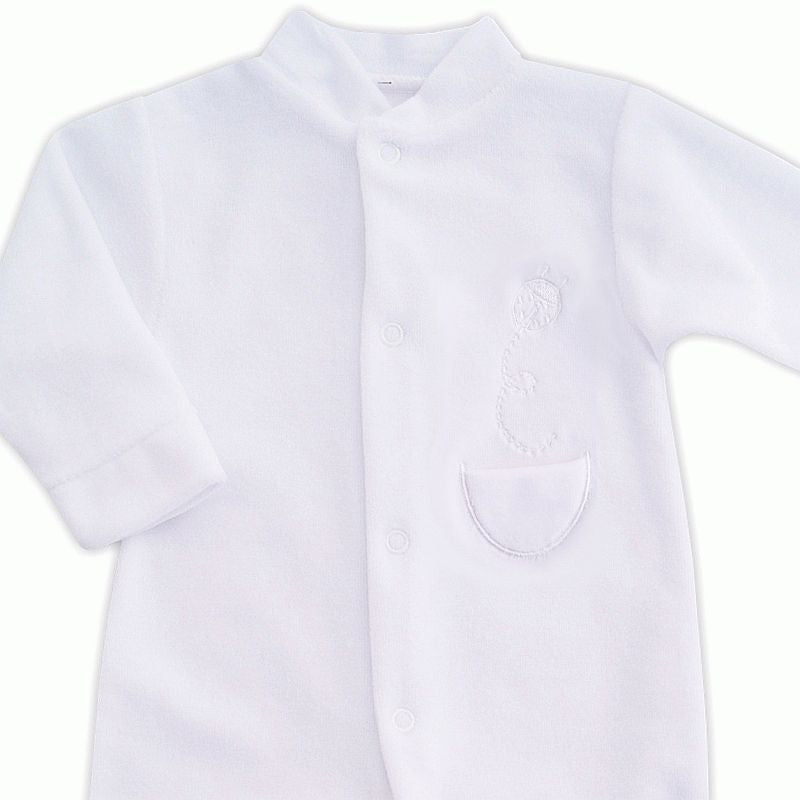 Un "Pyjama Blanc en Coton - King Bear" blanc à manches longues, fermeture boutonnée sur le devant et une petite poche sur le côté droit. Motif brodé subtil au-dessus de la poche. Parfait pour un trousseau de naissance de DANDELION.