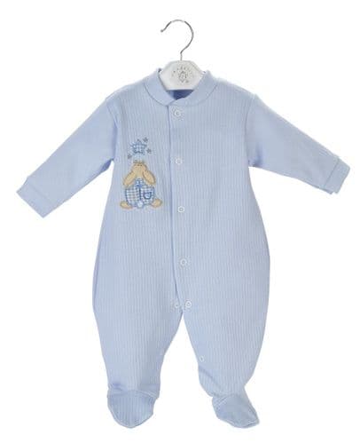 Une combinaison bébé bleu clair à manches longues et bas à pattes, ornée d'un ours brodé avec une couronne sur la poitrine, accrochée à un cintre en plastique - le complément parfait à tout trousseau de naissance. Il s'agit du Pyjama Blanc en Coton - King Bear de DANDELION.