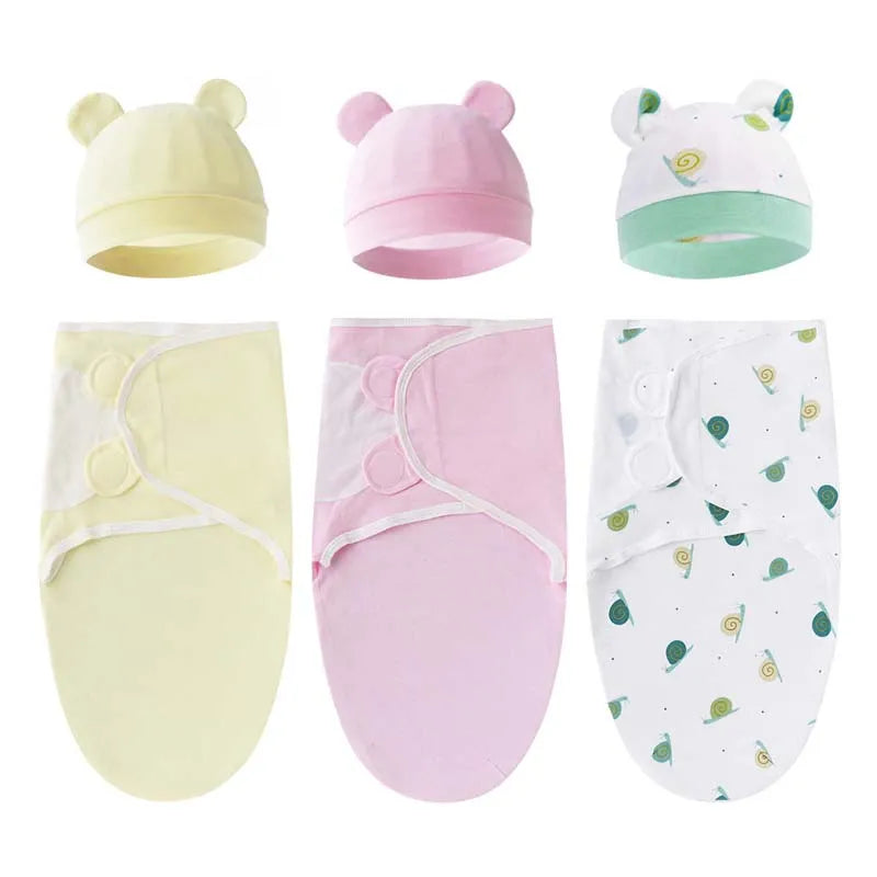 Une collection de couvertures d'emmaillotage BABY PREMA aux couleurs pastel douces et de chapeaux de bébé assortis avec de jolis détails d'oreilles.