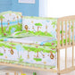 Une chambre de bébé aux couleurs vives avec un berceau en bois comprenant l'ensemble 5 pièces Literie Bébé en Coton de BABY PREMA avec une literie ludique sur le thème des animaux de la jungle et une décoration de chambre assortie créant un environnement joyeux pour un bébé prématuré.