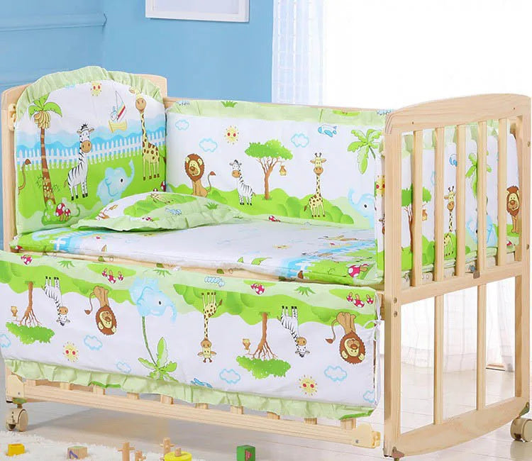 Une chambre de bébé aux couleurs vives avec un berceau en bois comprenant l'ensemble 5 pièces Literie Bébé en Coton de BABY PREMA avec une literie ludique sur le thème des animaux de la jungle et une décoration de chambre assortie créant un environnement joyeux pour un bébé prématuré.