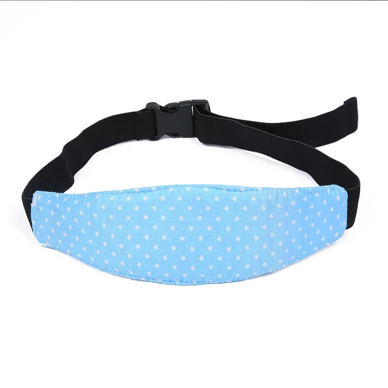 Chapeau à visière pour bébé Ceinture de Soutien de Tête de Siège à motif étoilé bleu avec sangle noire réglable sur fond blanc par BABY PREMA.