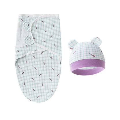 Phrase avec remplacement : Ensemble Gigoteuse Couverture Bonnet réglable et bébé avec de jolis motifs sur fond blanc, parfait pour un enfant prématuré de BABY PREMA.
