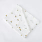 Echantillon de tissu blanc avec un délicat motif de petites fleurs jaunes sur fond clair, parfait pour BABY PREMA Couverture Emmaillotage en coton pour Bébé.