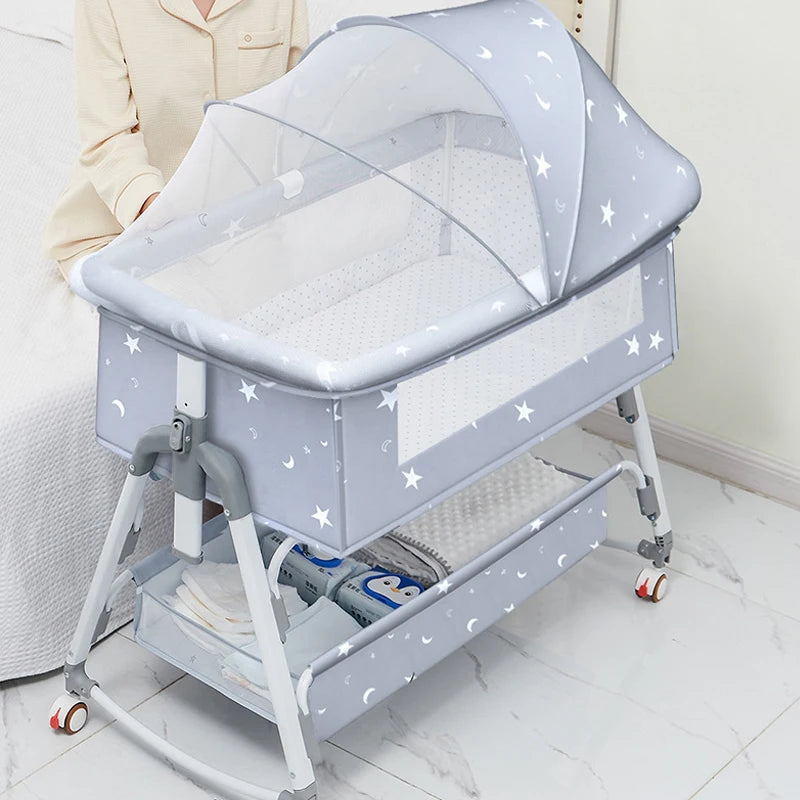 Lit Bébé Multifonction Pliant moderne sur roulettes avec auvent à motif étoilé et rangement pratique en dessous, conçu pour une chambre de bébé contemporaine, adapté à un bébé prématuré de BABY PREMA.