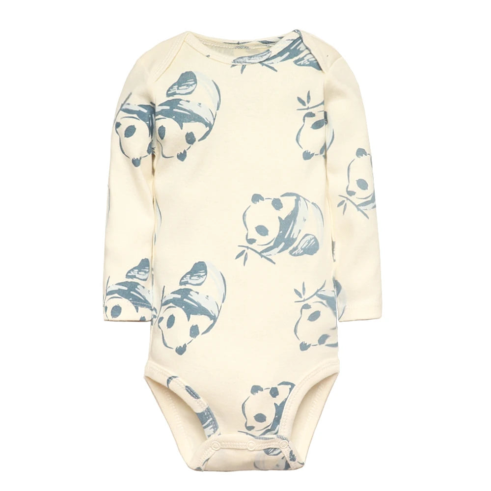 Combinaison bébé de couleur crème avec des illustrations de pandas bleus, avec des manches longues et des fermetures à pression en bas. Cet adorable Lot de 5 Bodies pour Bébé | 100% Coton Doux de BABY PREMA est composé à 100% de coton, assurant un maximum de confort à votre tout-petit. Vêtements parfaits pour nouveau-né.