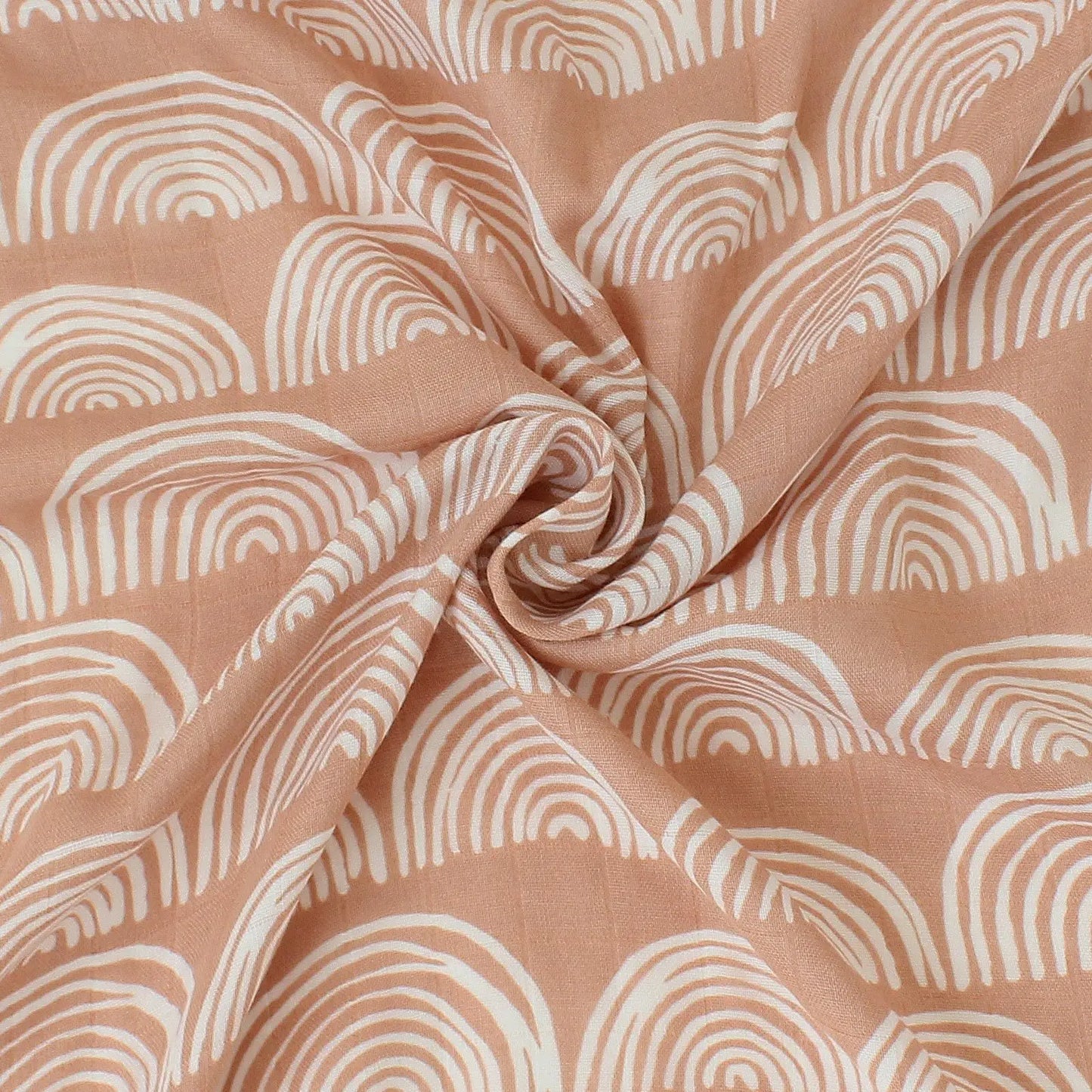 Élégant tissu Lange Bébé en Bambou & Coton avec un motif de vagues abstrait blanc, habilement drapé pour mettre en valeur la texture et le design, parfait pour la chambre d'un bébé. Créé par BABY PREMA.