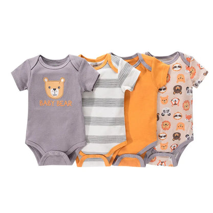 Quatre grenouillères pour bébé sont présentées : une grise avec un motif ours, une blanche avec des rayures grises, une orange et une avec des imprimés d'animaux. Ce Lot de 4 Bodies Coton Bébé Couleurs été de BABY PREMA est parfait pour l'été et fabriqué en coton doux pour un confort tout en douceur.