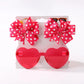 Un paquet contenant deux bandeaux à nœuds en nylon à pois rouges et une paire de lunettes de soleil pour bébé en forme de coeur rouge sur fond blanc de l'Ensemble d'Accessoires Bébé | Lunettes de Cheveux pour Bébé de BABY PREMA.