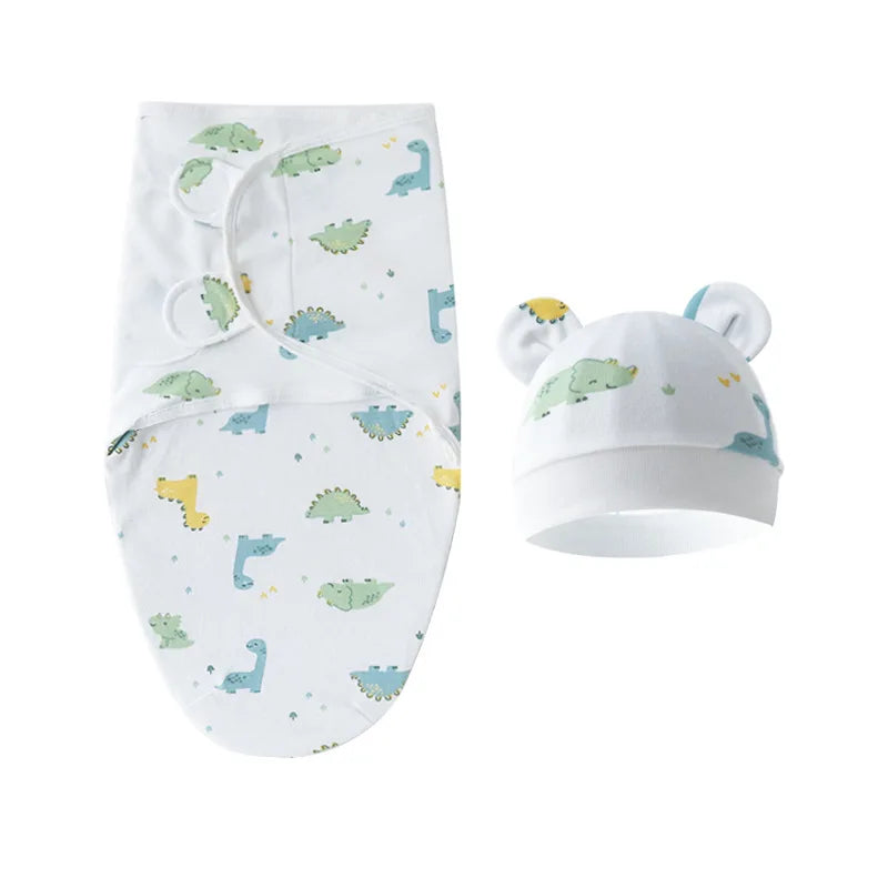 Un bonnet BABY PREMA ensemble gigoteuse couverture ajustable et assorti avec un joli imprimé dinosaure sur fond blanc, réalisé en tissu poids léger.