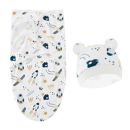 Un ensemble d'accessoires bébé comprenant une Couverture Emmaillotage Bébé et une Gigoteuse avec un mignon motif d'animaux et de couronne sur un fond blanc de la marque BABY PREMA.
