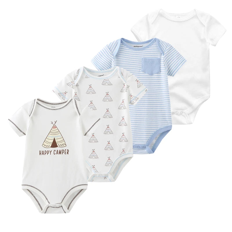 Quatre grenouillères bébé sont présentées : une blanche avec un imprimé "Happy Camper", une blanche avec des motifs tipi, une rayée bleue et blanche avec une poche bleue et une blanche unie. Ce **Lot de 4 Bodies Coton Bébé Couleurs été** de **BABY PREMA** est fabriqué en coton doux, parfait pour garder votre tout-petit à l'aise pendant l'été.