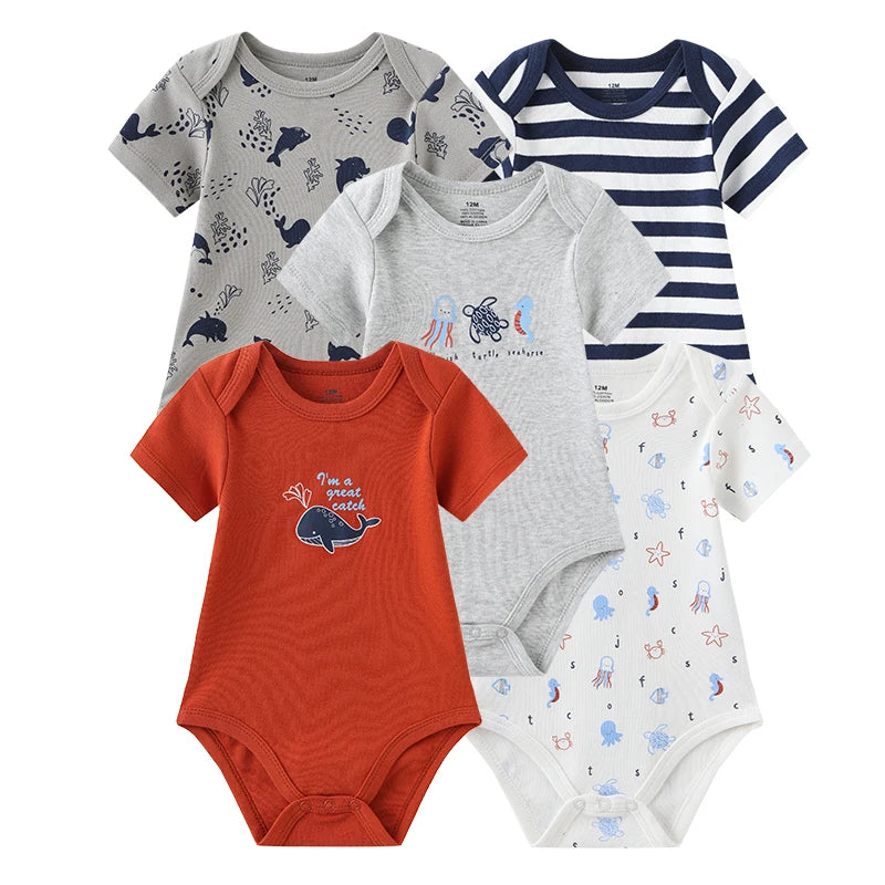 Un lot de 5 Bodys Coton Agréables & conforts de BABY PREMA dans différents motifs et couleurs, dont du gris avec des imprimés animaliers, du rouge uni, des rayures bleu marine et du blanc avec des imprimés sur le thème aquatique. Chaque combinaison offre douceur et confort à votre tout-petit.