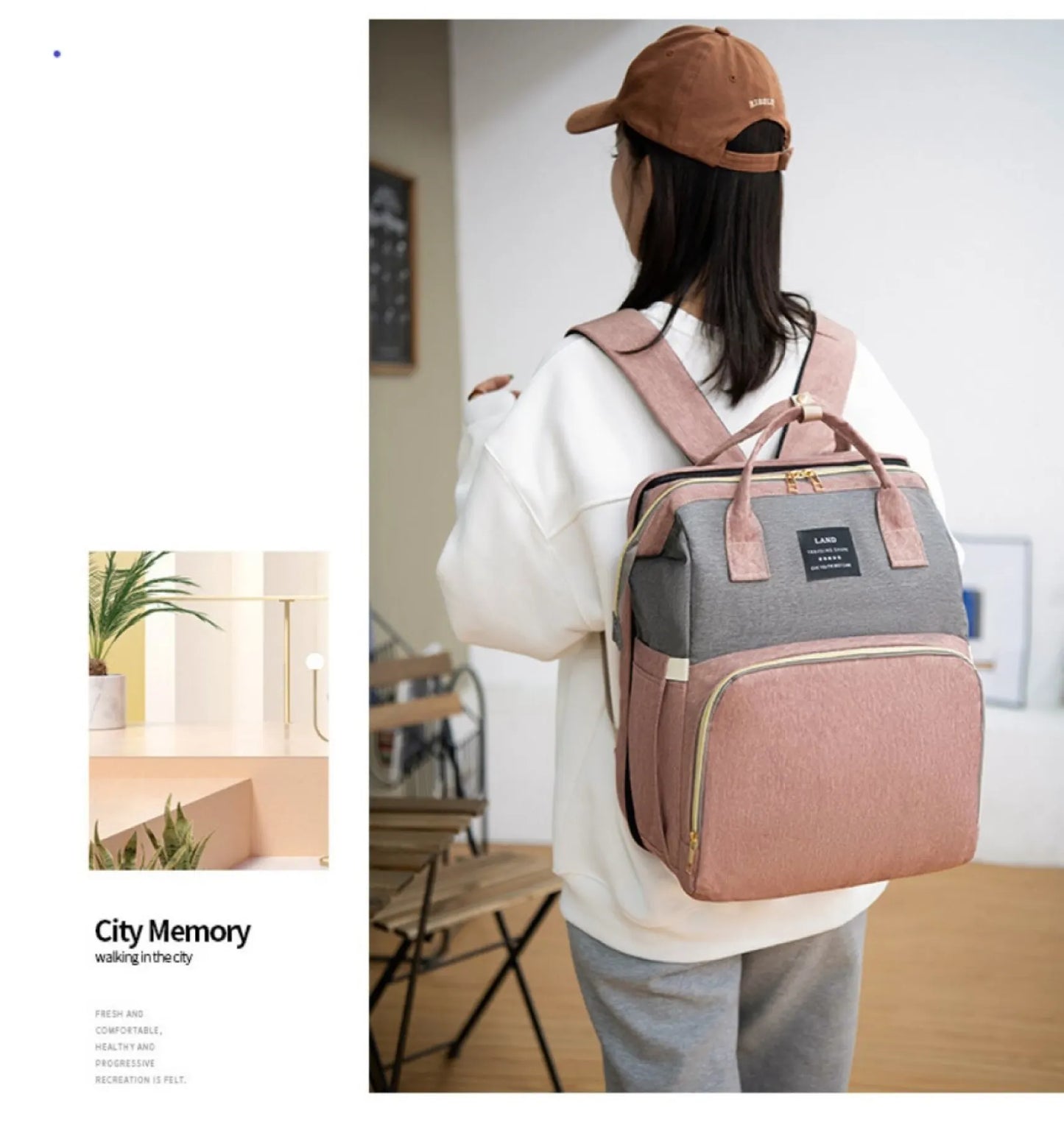 Une personne vue de dos portant un sweat-shirt blanc décontracté et une casquette marron, tenant un élégant Sac à Langer Connecté gris et rose 3 en 1 | Le sac à dos Pour Maman & Bébé de BABY-PREMA se trouve dans une pièce moderne et minimaliste avec une plante en pot.