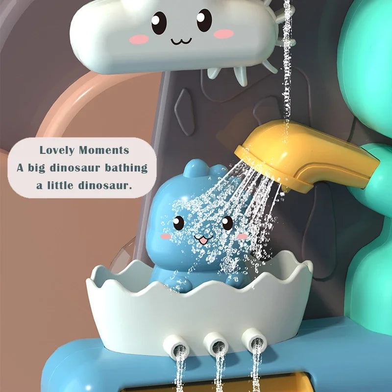 Une figurine de dinosaure de dessin animé tient une pomme de douche sur une figurine de dinosaure plus petite assise dans une coquille d'œuf. Le texte sur l'image dit : "Lovely Moments - Un gros dinosaure baignant un petit dinosaure avec BABY PREMA Jouet de Bain pour Bébé.