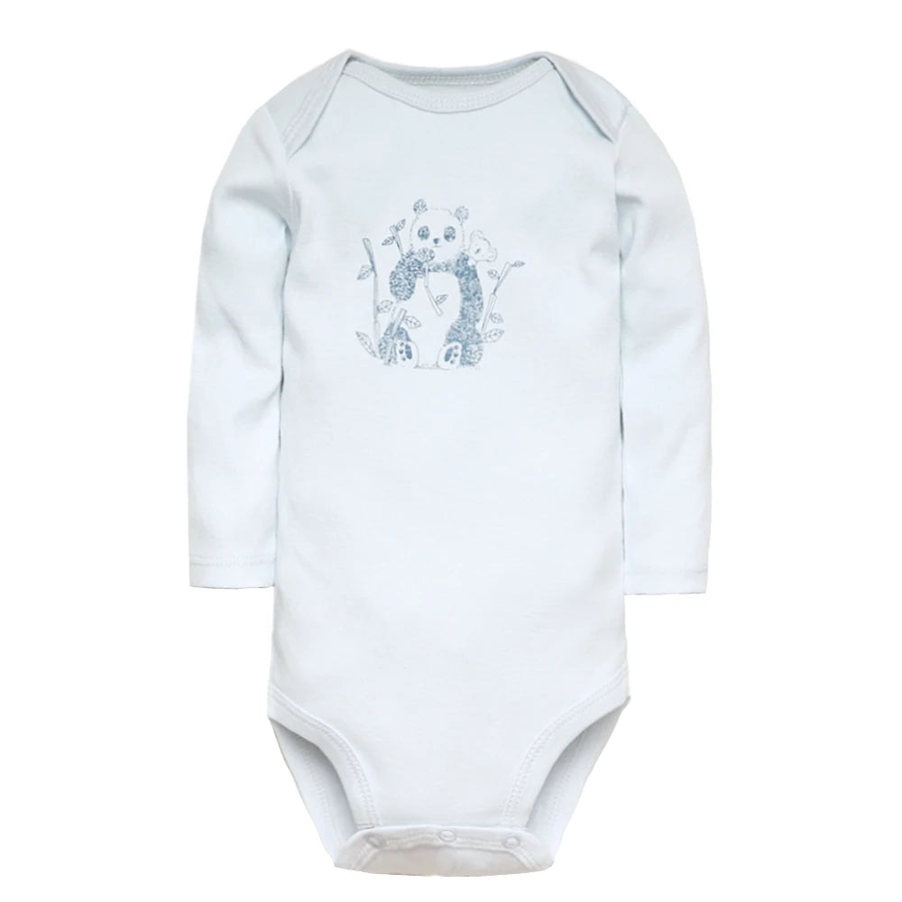 Une combinaison pour bébé bleu clair à manches longues, confectionnée en 100 % coton, avec un motif imprimé d'un panda dans un bosquet de bambous sur le devant. Cet adorable **Lot de 5 Bodies pour Bébé | 100% Coton Doux** de **BABY PREMA** est une pièce essentielle des vêtements pour nouveau-né.