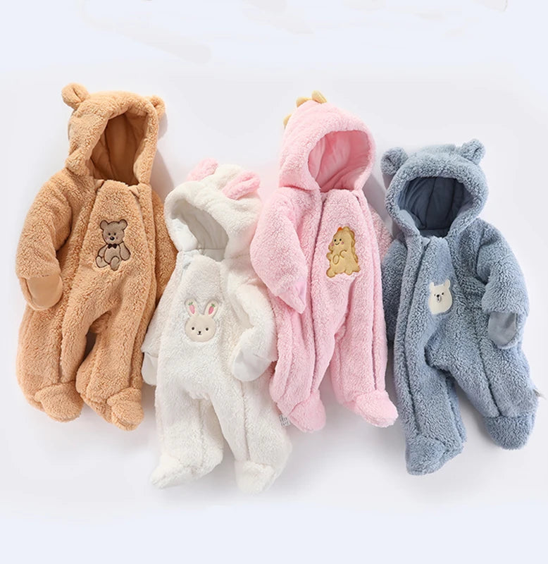 Une collection de cinq Barboteuse à Capuche | Combinaison Epaisse Bébé de BABY-PREMA en différentes couleurs (beige, rose, blanc, rose plus foncé et bleu), chacune présentant un motif animal mignon différent avec des oreilles à capuche pour plus de confort.