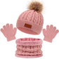 Un Ensemble 3Pièces Bonnet Gants pour Bébé BABY PREMA en rose comprenant un bonnet tricoté léger surmonté d'un pompon en fourrure, une paire de gants assortis et un cache-cou.