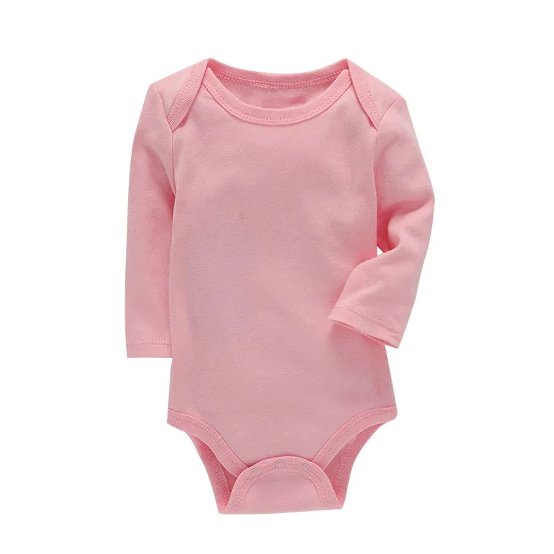 Combinaison bébé rose à manches longues et col rond, confectionnée dans un doux Body Bébé Coton Doux de BABY-PREMA pour caresser délicatement la peau délicate de bébé de votre tout-petit.