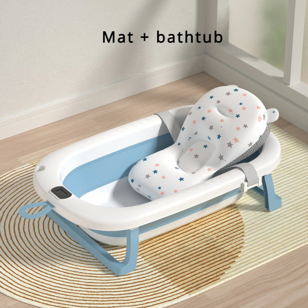 Baignoire en Silicone pour Bébé de la marque BABY PREMA avec coussin de support sur un tapis rayé par la porte.