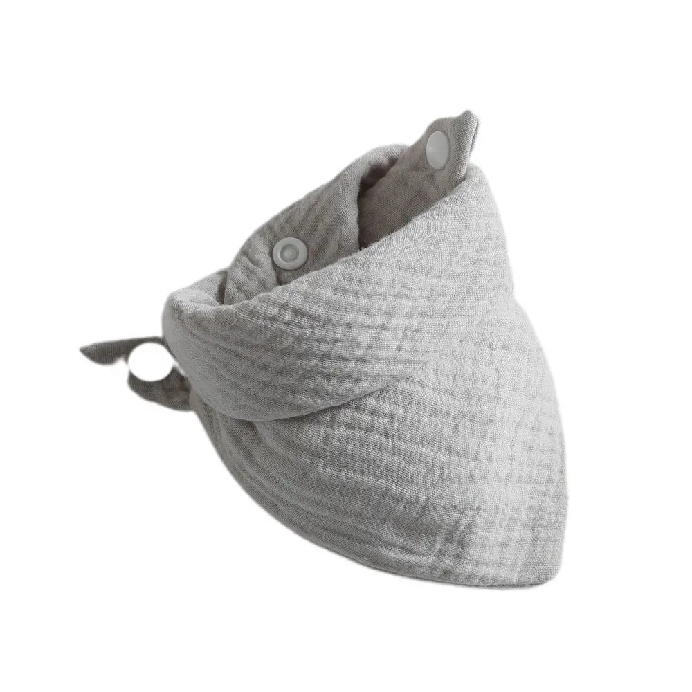 Couverture en Mousseline de Coton pour Bébé texturée grise avec cache-oreilles, boutons pression et BABY PREMA sur fond blanc.