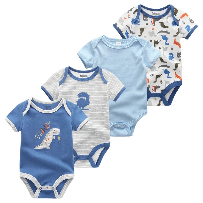 Quatre grenouillères pour bébé aux motifs différents, avec des dinosaures, des rayures et des motifs unis. La palette de couleurs comprend des nuances de bleu, de gris et de blanc. Fabriqué en coton doux, ce Lot de 4 Bodies Coton Bébé Couleurs été de BABY PREMA est parfait pour assurer le confort de votre petit tout au long de l'été.