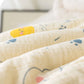 Une image en gros plan d'un Coussin de Siège de poussette pour Bébé doux et texturé avec de jolis imprimés d'animaux de dessins animés, parfait comme accessoire pour les nécessités de bébé de BABY PREMA.