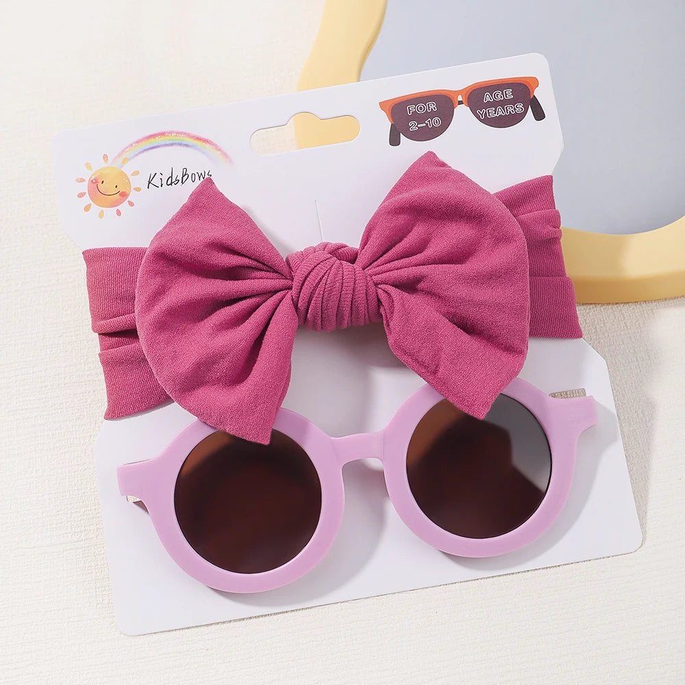 Ensemble d'Accessoires Bébé | Lunettes de Cheveux pour Bébé de BABY PREMA, emballées sur une carte blanche étiquetée « Kidbows » pour les 2 à 8 ans. Ces lunettes de soleil pour bébé sont accompagnées d'adorables bandeaux à nœuds en nylon, parfaits pour les tout-petits.