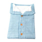 Un sac de couchage confortable en tricot bleu et blanc avec des boutons, nécessaire pour bébé, isolé sur fond blanc.