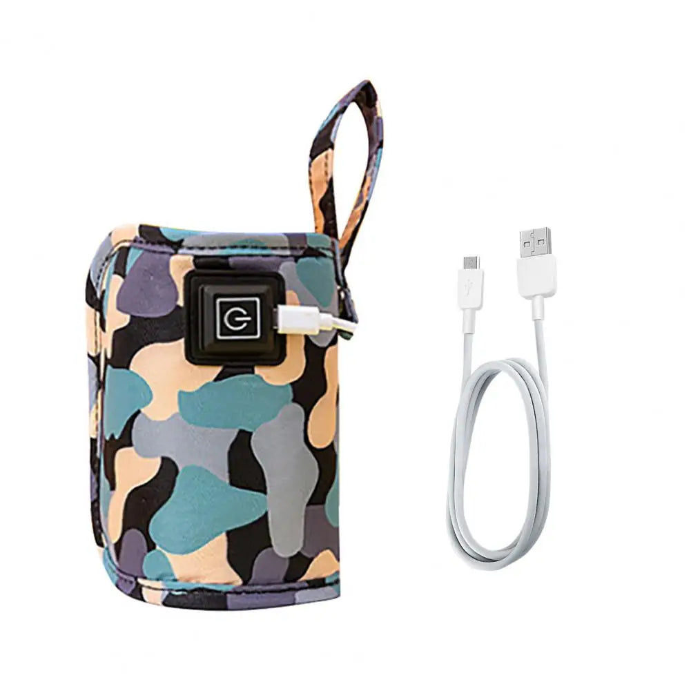 Un Chauffe-Biberon Portable Intelligence Résistant avec un motif camouflage et un bouton power en façade, accompagné d'un câble de chargement USB. Conçu pour les parents occupés, le Chauffe-Biberon Portable Intelligence Résistant est doté d'une poignée pour un transport facile, ce qui le rend parfait pour toute personne en déplacement.